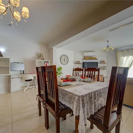 Bright And Airy 3br With Private Terrace By 360 Estates Appartement