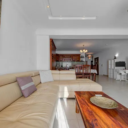 Bright And Airy 3br With Private Terrace By 360 Estates Marsaskala